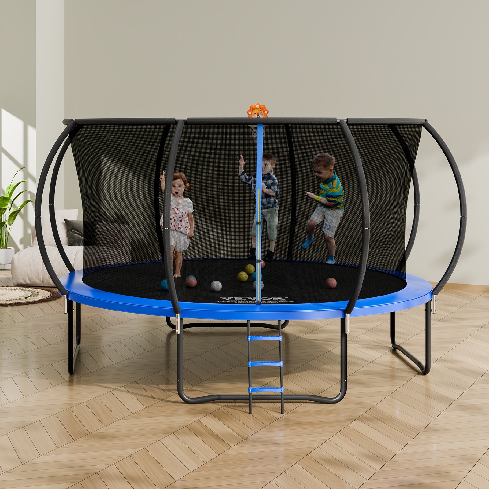 Tres niños jugando en un trampolín VEVOR con red de seguridad en una habitación bien iluminada con suelos de madera.