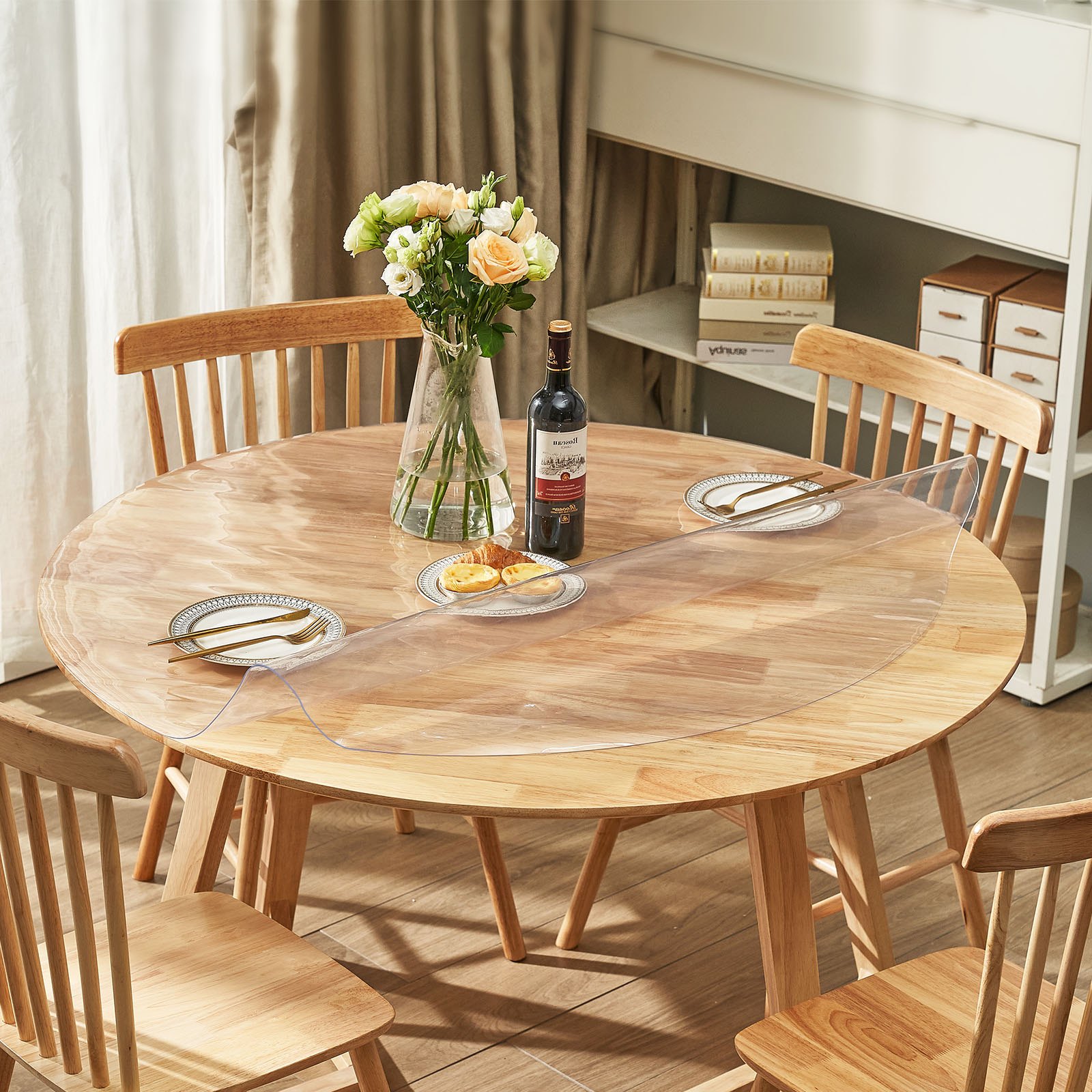 Mesa redonda de madera con protector de mesa VEVOR, jarrón con flores, botella de vino y platos.