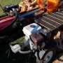Kit de bomba cortadora de troncos VEVOR en acción, cortando un tronco grande con un motor potente y una rejilla de metal.