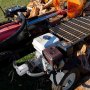 Kit de cortadora de troncos hidráulica VEVOR que corta un tronco grande con un potente motor contra una pila de leña.