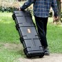 Persona que lleva un estuche táctico VEVOR en un entorno al aire libre con césped