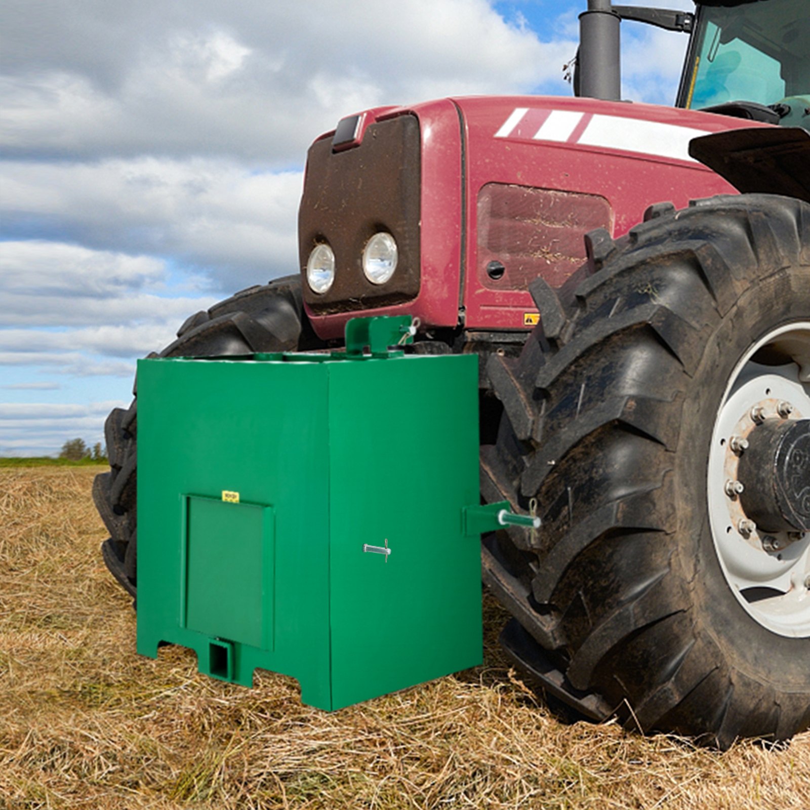 Caja de lastre de 3 puntos VEVOR verde unida a un tractor rojo en un campo.