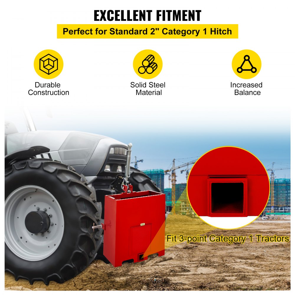 Caja de lastre de 3 puntos VEVOR fijada a un tractor en una obra de construcción.