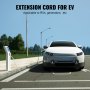Vehículo eléctrico blanco cargándose al costado de una carretera con un cable de extensión para vehículos recreativos VEVOR visible, rodeado de vegetación.
