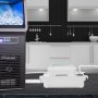 Máquina de hielo en cocina moderna con bomba de condensado VEVOR en encimera.