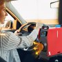 Calentador de aire diésel VEVOR instalado en un automóvil, que sopla aire caliente hacia el conductor.