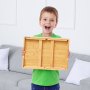 Niño sosteniendo una mesa de cama VEVOR con un sofá gris y cojines blancos en el fondo.