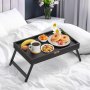 Mesa bandeja de cama VEVOR sobre una cama blanca, que contiene un desayuno con donas, fruta, café y flores.