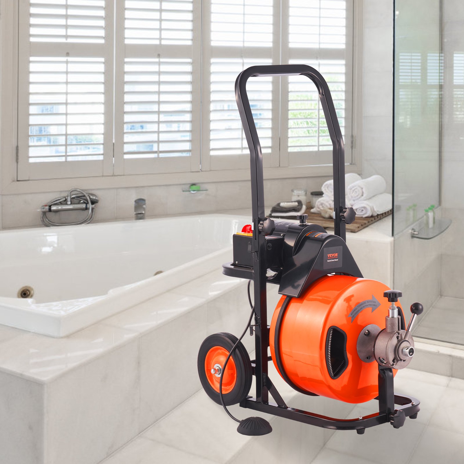 Máquina de limpieza de desagües VEVOR cerca de una bañera blanca en un baño moderno con ventanas grandes y toallas apiladas cerca.