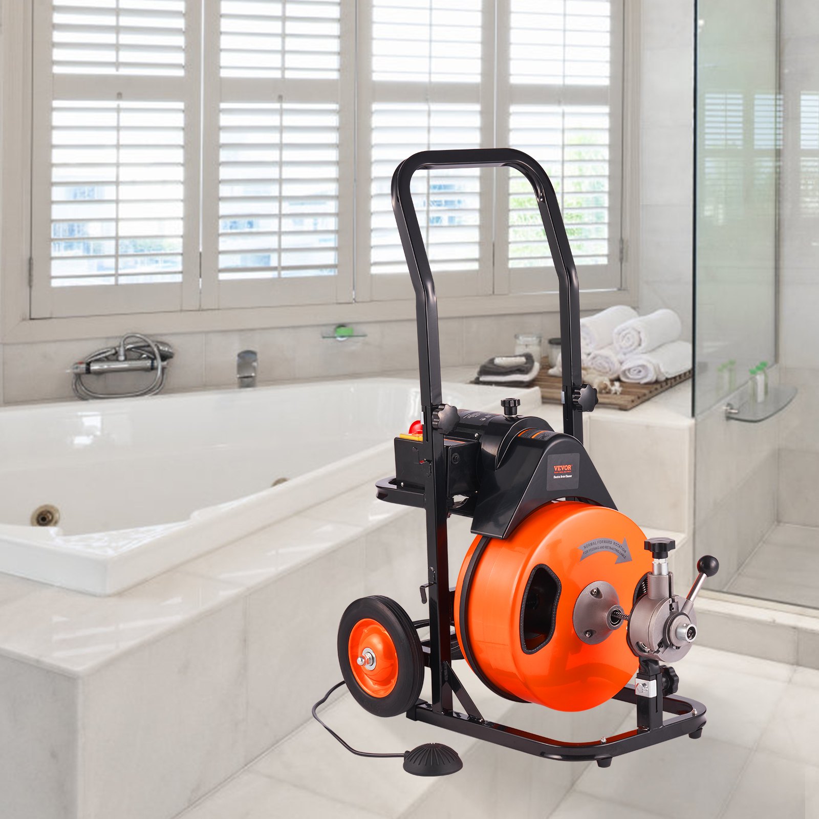 Máquina desatascadora VEVOR en un baño moderno con una gran bañera y ducha al fondo.