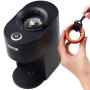 Molinillo de café VEVOR limpiándose con un cepillo, mostrando un diseño accesible y fácil de usar.