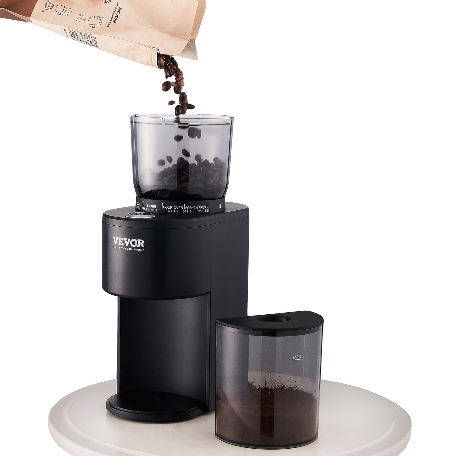 Molinillo de café VEVOR con granos de café vertiéndose en el recipiente superior, colocado sobre una mesa redonda.
