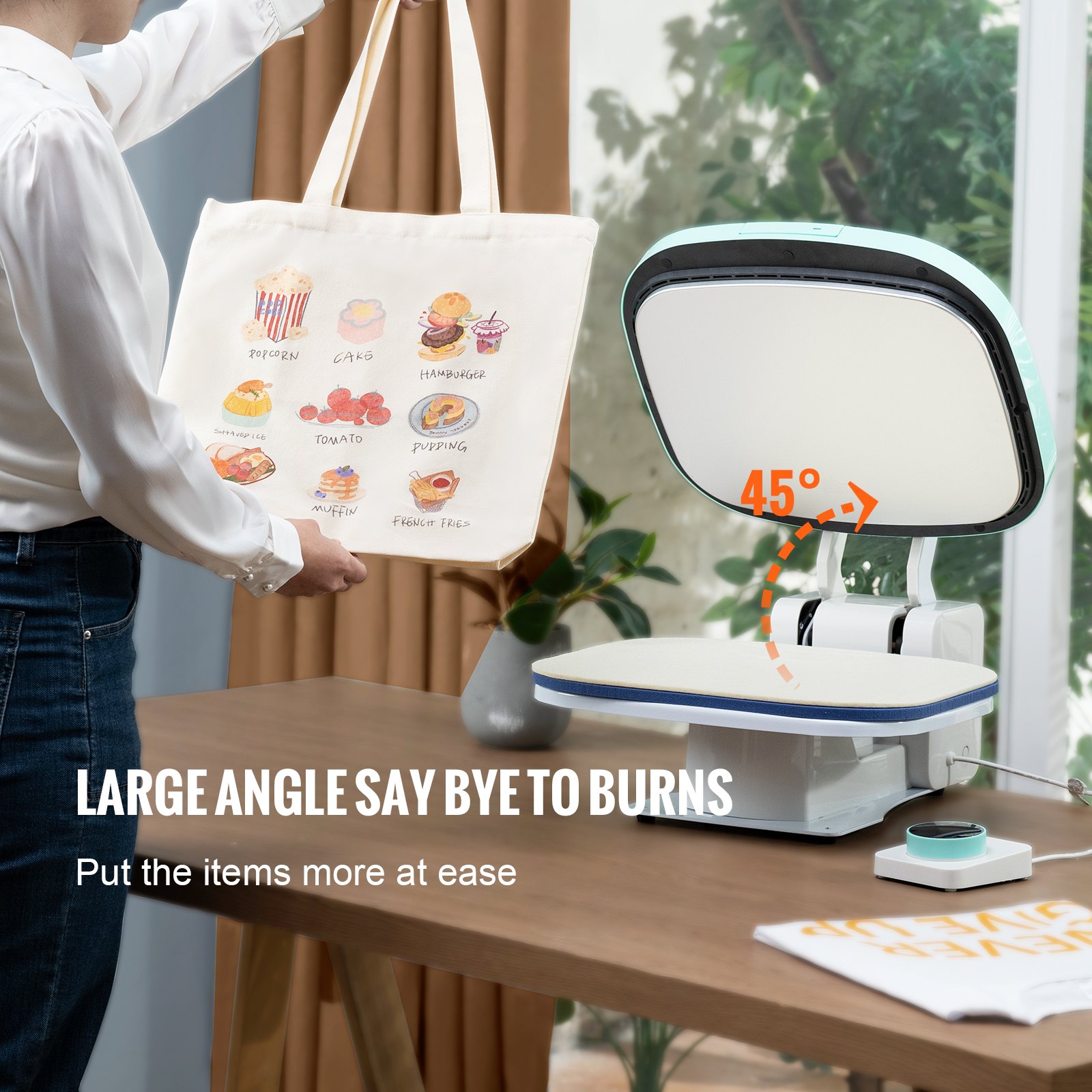 Persona que utiliza una prensa térmica automática VEVOR con una bolsa de mano personalizada sobre una mesa de madera contra una ventana.
