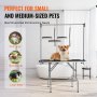 Mesa de aseo para mascotas VEVOR con un corgi feliz, perfecta para perros pequeños y medianos en un baño moderno.