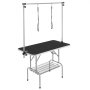 Mesa de aseo para mascotas VEVOR con brazo ajustable, superficie negra y estante de almacenamiento debajo.