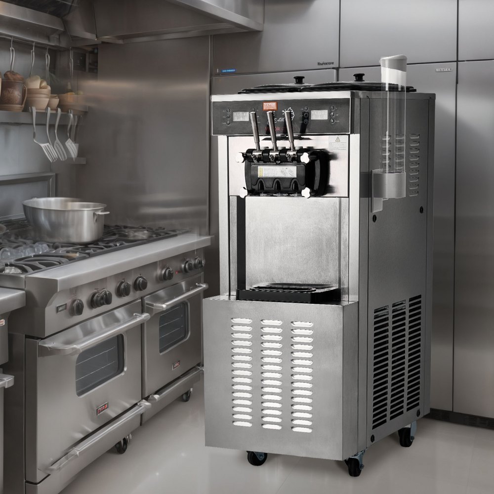 Máquina de helado comercial VEVOR en una cocina de acero inoxidable al lado de estufas industriales.