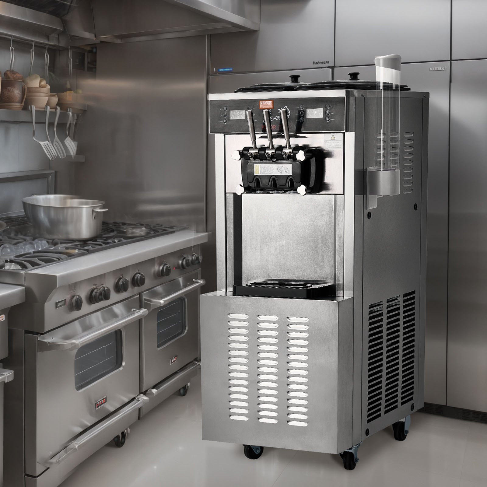 Máquina de helado comercial VEVOR en una cocina de acero inoxidable al lado de estufas industriales.