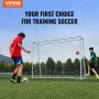 Niños jugando al fútbol con un entrenador de rebote de fútbol VEVOR en un campo verde, con el marco de la portería en foco.