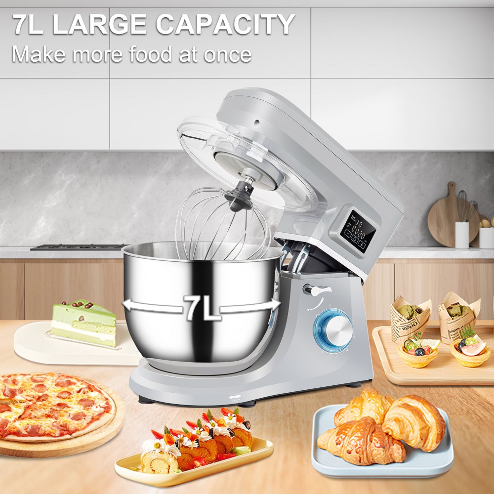 Batidora de pie VEVOR con capacidad de 7 l sobre la encimera de la cocina, rodeada de pizza, pasteles y tartas.