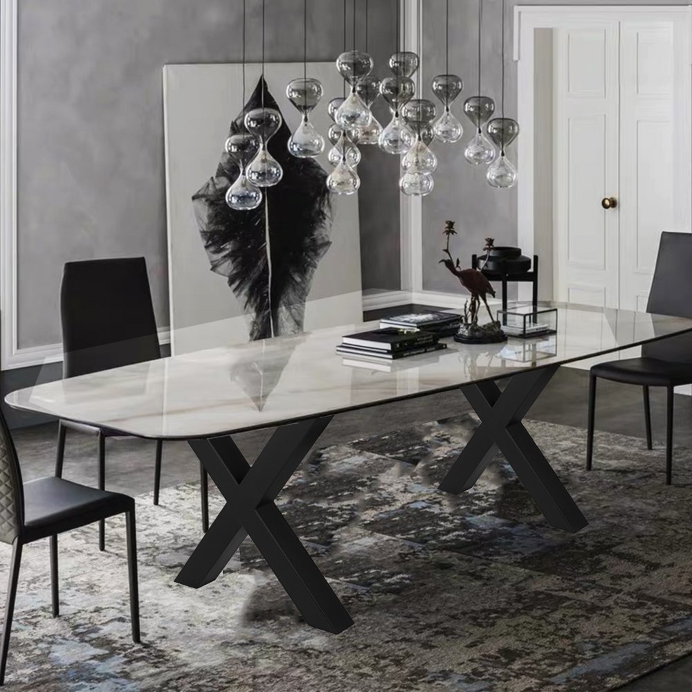Comedor moderno con patas de mesa de acero VEVOR, tablero de cristal y lámparas de cristal colgantes.
