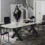 Comedor moderno con patas de mesa de acero VEVOR, tablero de cristal y lámparas de cristal colgantes.