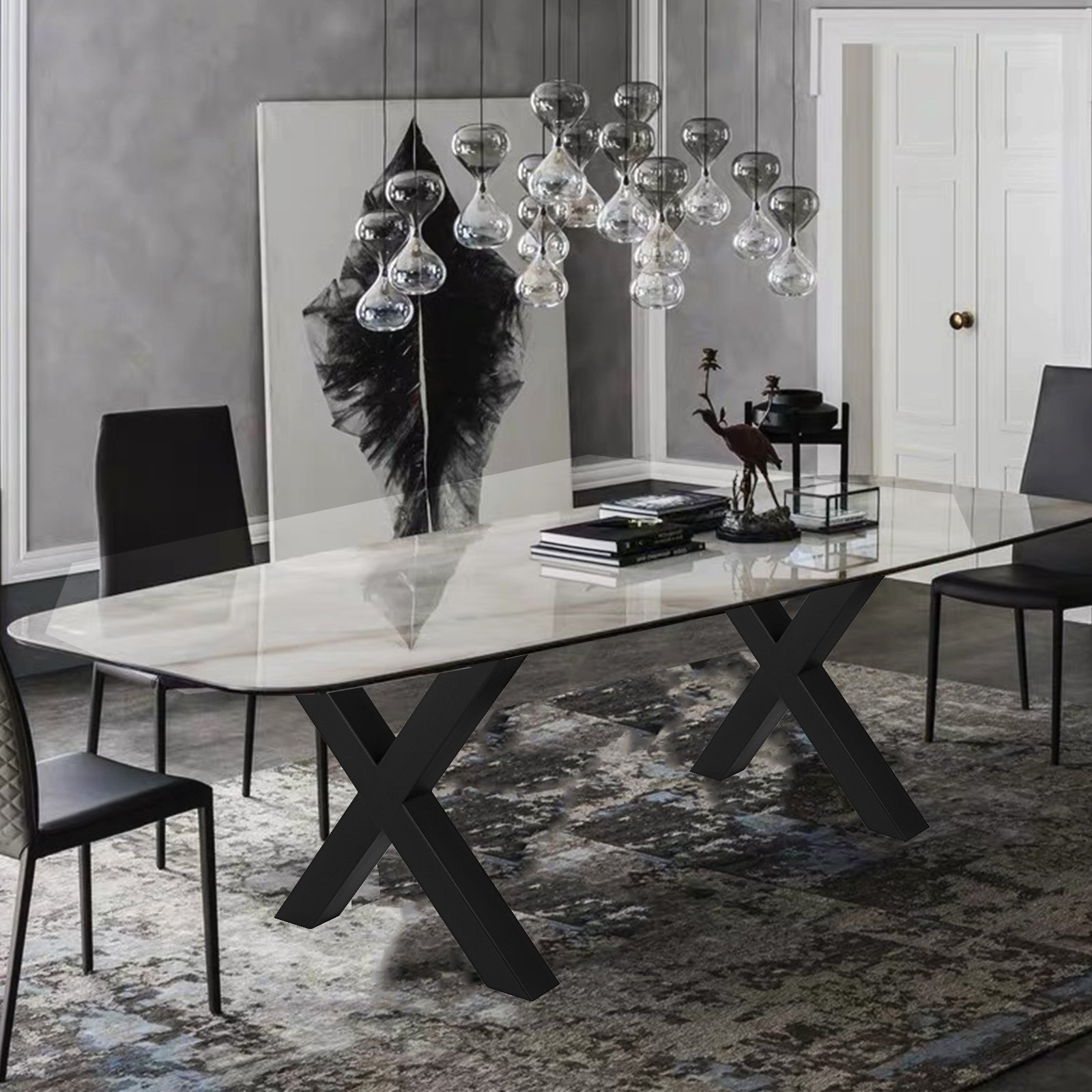 Comedor moderno con patas de mesa de acero VEVOR, tablero de cristal y lámparas de cristal colgantes.