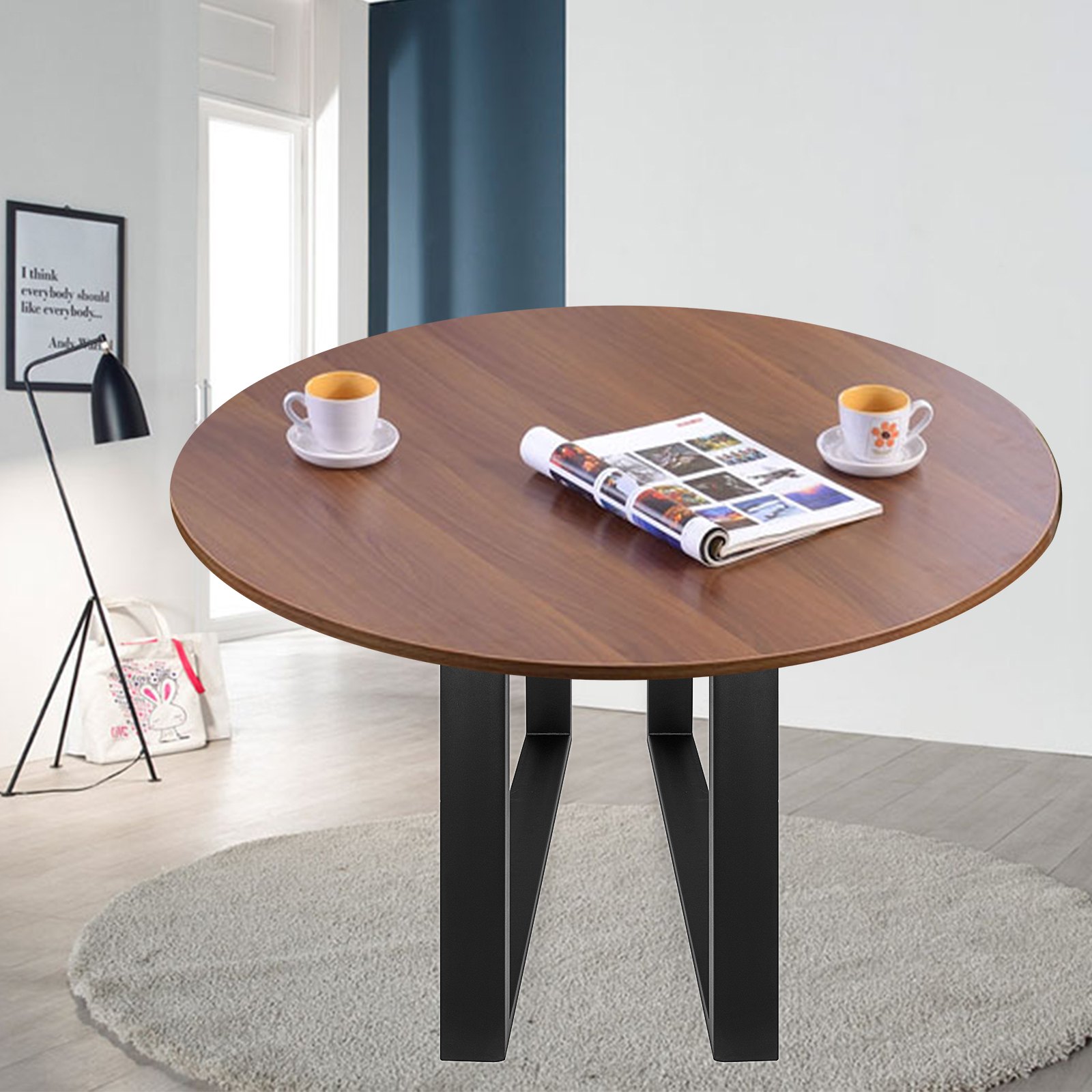 Mesa redonda de madera con patas de acero VEVOR, dos tazas de té y una revista en una habitación minimalista.