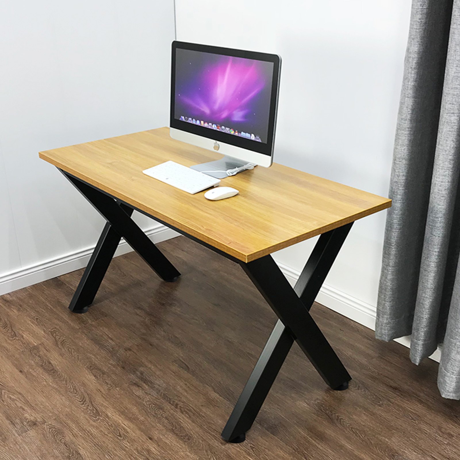 Patas de mesa de acero VEVOR que sostienen un escritorio de madera con una computadora, un teclado y un mouse.