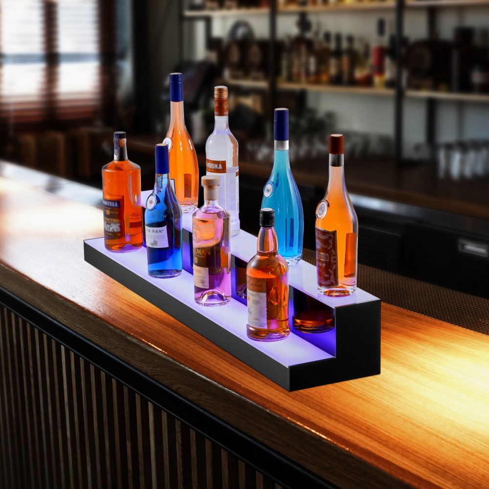 Estante para licores iluminado con LED VEVOR con botellas que brillan en colores vibrantes junto a un bar al aire libre.