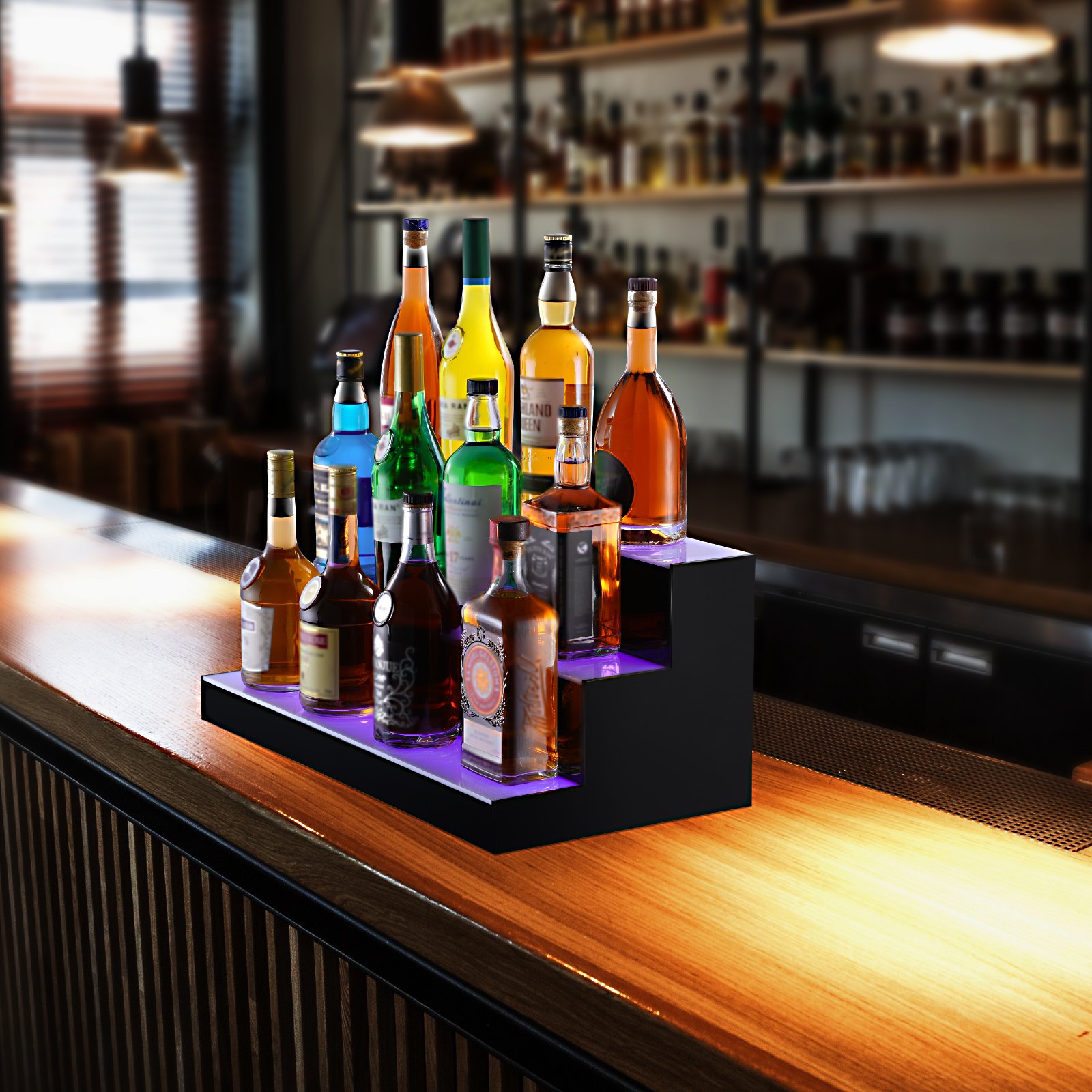 Exhibición de botellas de licor iluminada con LED VEVOR junto a un bar junto a la piscina por la noche, mostrando múltiples botellas iluminadas.