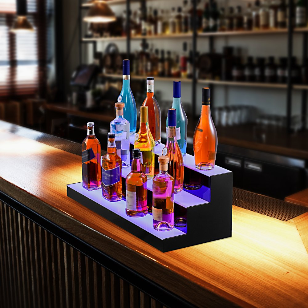 Estante de bar LED VEVOR que muestra varias botellas de licor junto a una barra junto a la piscina con una vibrante vida nocturna de fondo.