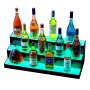 Estante de barra LED VEVOR que muestra varias botellas de licor en tres niveles iluminados con luz azul.