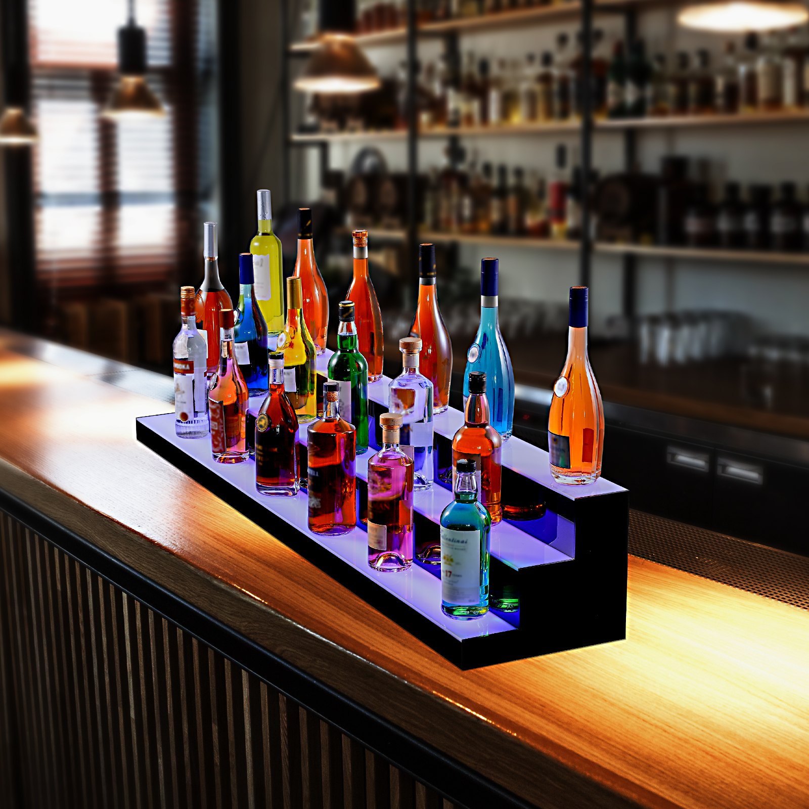 Exhibición LED de botellas de licor VEVOR junto al bar junto a la piscina por la noche.