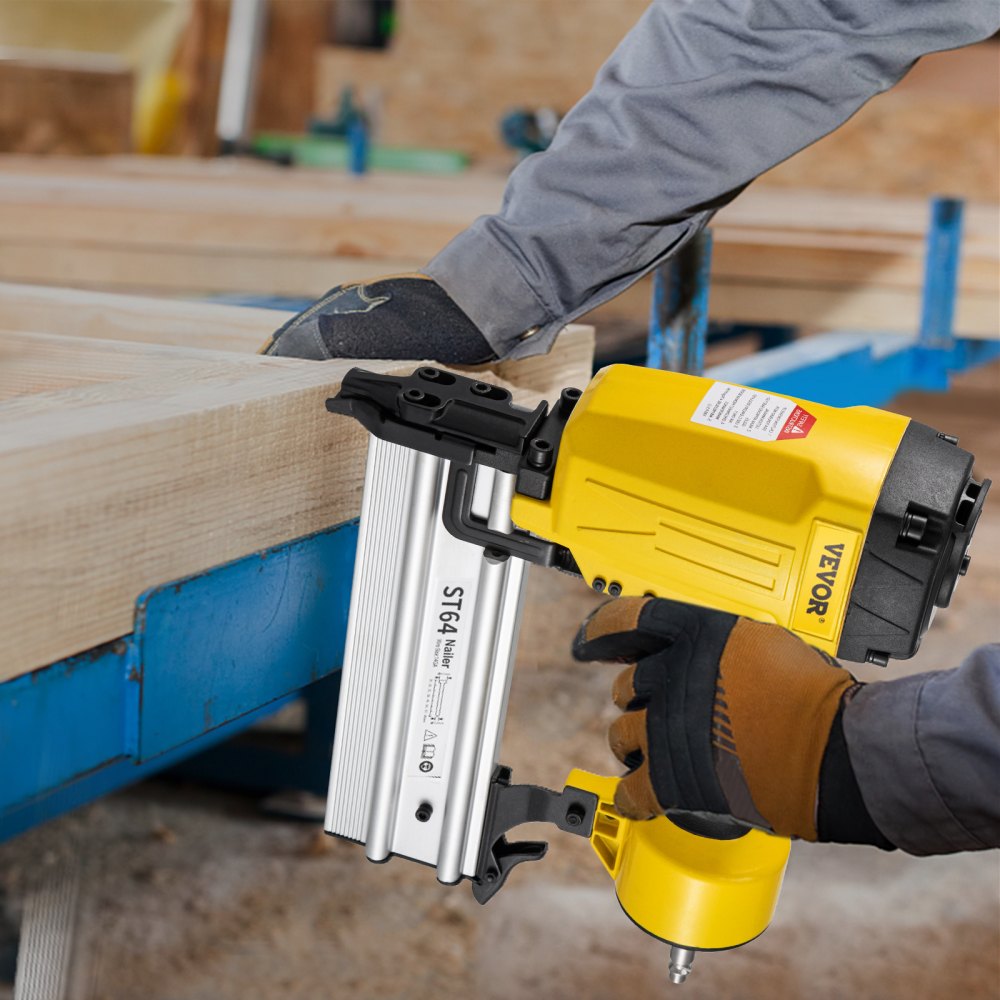 Trabajador que utiliza una clavadora de hormigón neumática VEVOR para asegurar vigas de madera en un taller.