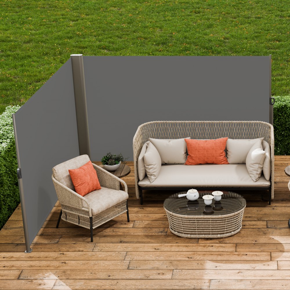 Patio exterior con muebles de mimbre beige, cojines naranjas y toldo lateral retráctil VEVOR.