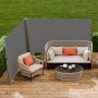 Patio exterior con muebles de mimbre beige, cojines naranjas y toldo lateral retráctil VEVOR.