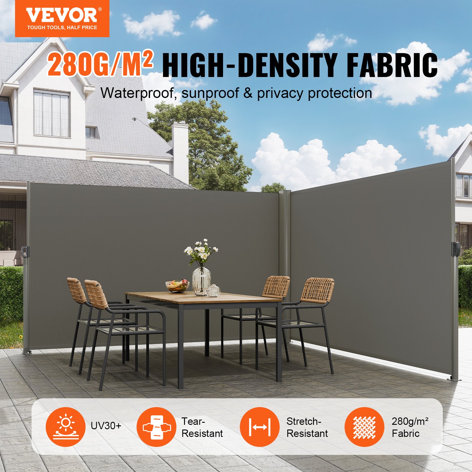 Toldo lateral retráctil VEVOR que proporciona privacidad y sombra para el conjunto de muebles de exterior.