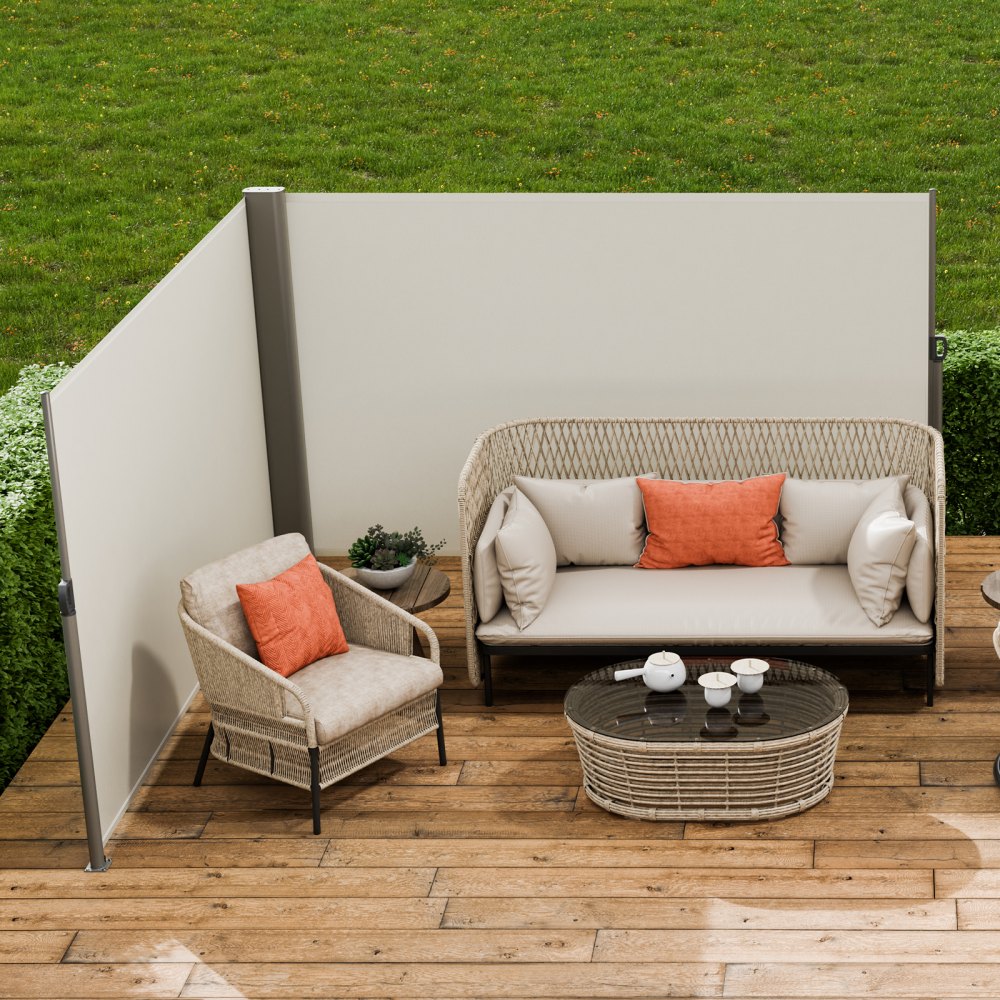 Patio con toldo lateral VEVOR, muebles de mimbre, cojines naranjas y terraza de madera.