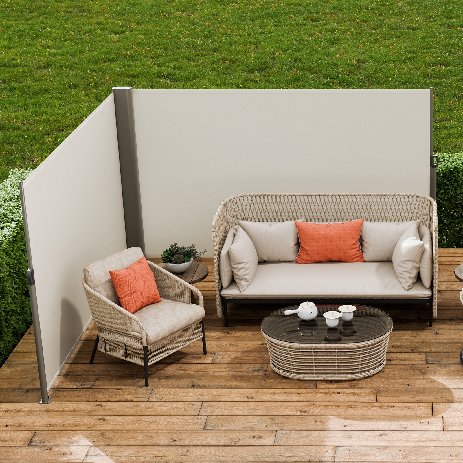 Patio con toldo lateral VEVOR, muebles de mimbre, cojines naranjas y terraza de madera.