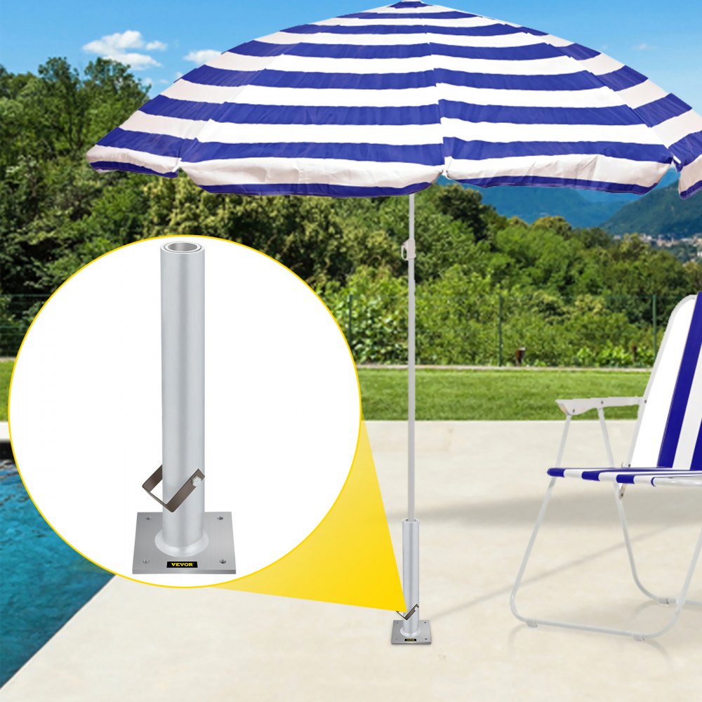 Sombrilla de rayas azules y blancas junto a una piscina con base de sombrilla VEVOR en primer plano.