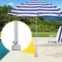 Sombrilla de rayas azules y blancas junto a una piscina con base de sombrilla VEVOR en primer plano.