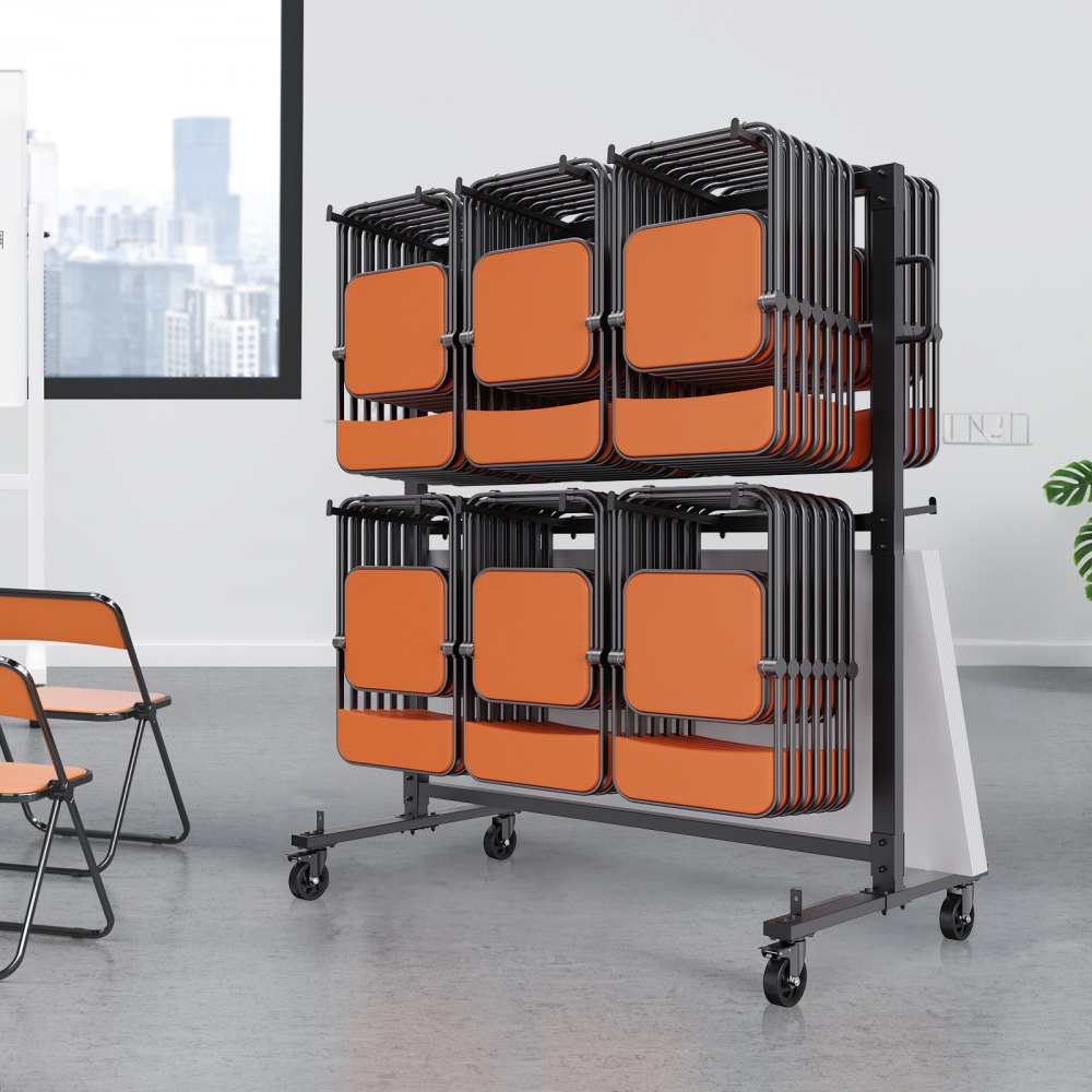 Sillas plegables de color naranja cuidadosamente apiladas en un carrito para sillas plegables VEVOR negro con ruedas, en una habitación moderna.