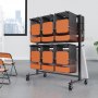 Sillas plegables de color naranja cuidadosamente apiladas en un carrito para sillas plegables VEVOR negro con ruedas, en una habitación moderna.