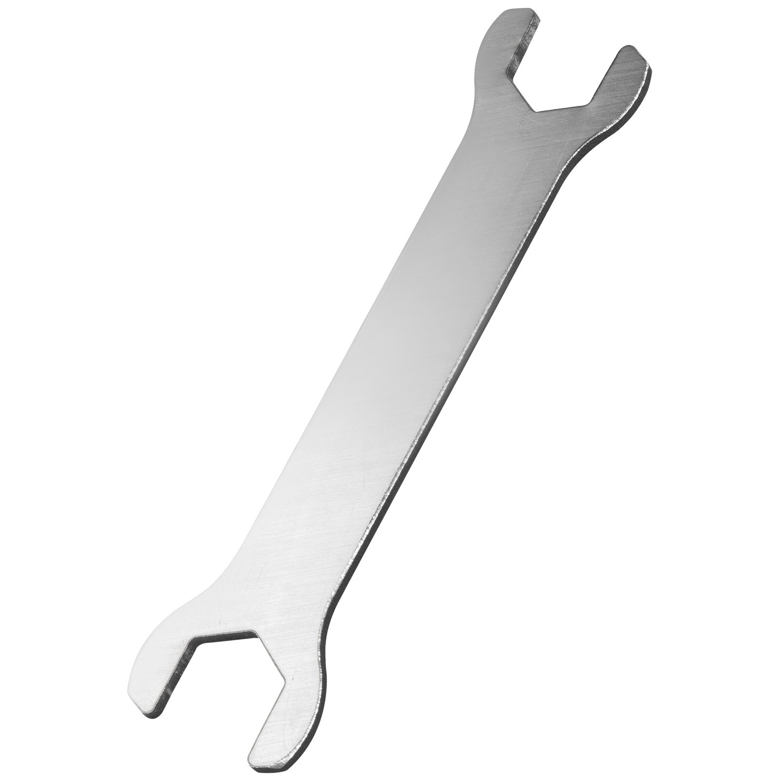 Llave de metal plateada sobre un fondo blanco.