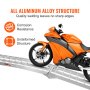 Motocicleta naranja en rampa de carga para motocicletas VEVOR con estructura de aleación de aluminio, resistencia a la corrosión.