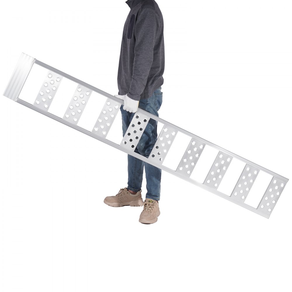 Hombre sosteniendo rampas de carga de aluminio VEVOR, mostrando un diseño liviano y portátil.
