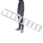 Hombre sosteniendo rampas de carga de aluminio VEVOR, mostrando un diseño liviano y portátil.