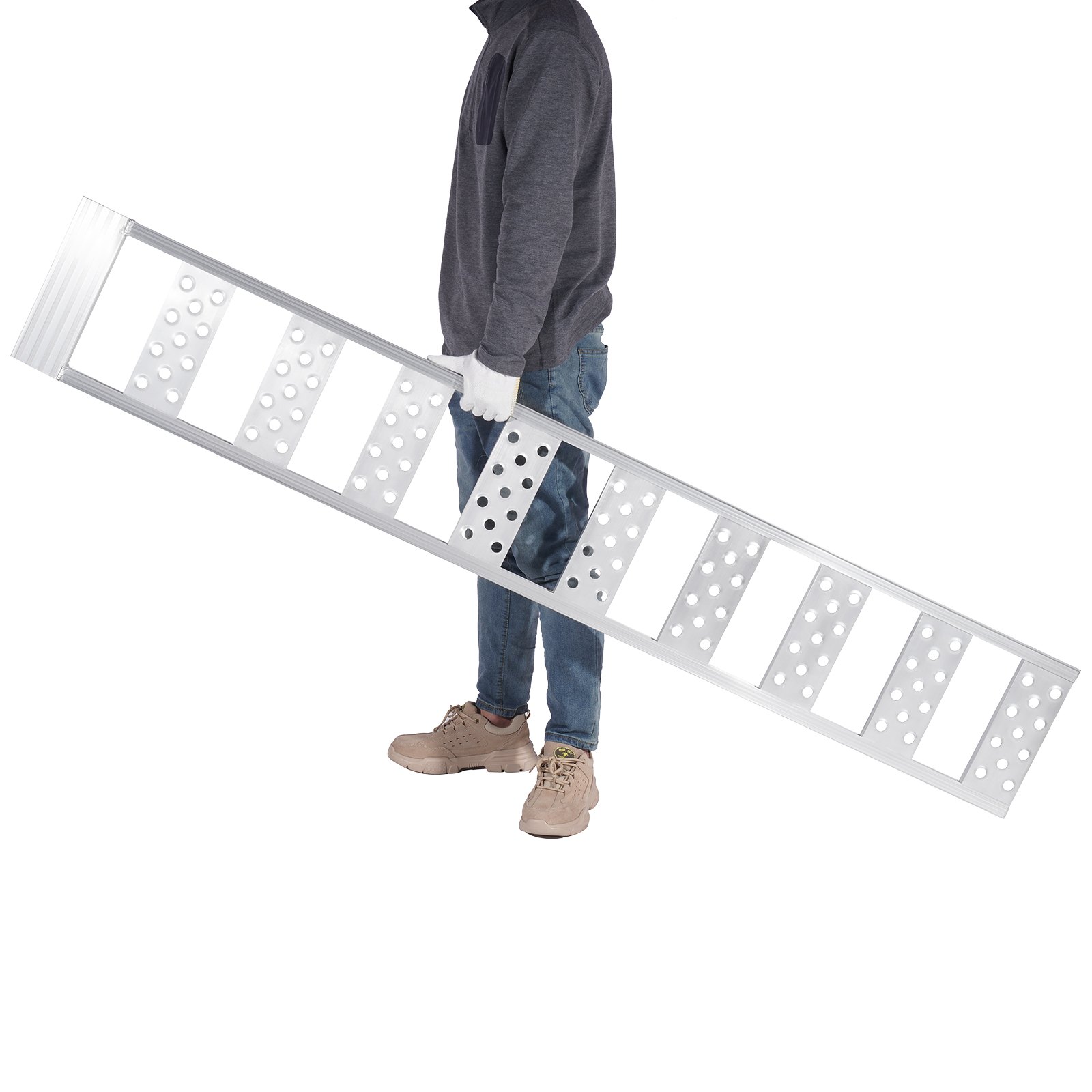 Hombre sosteniendo rampas de carga de aluminio VEVOR, mostrando un diseño liviano y portátil.