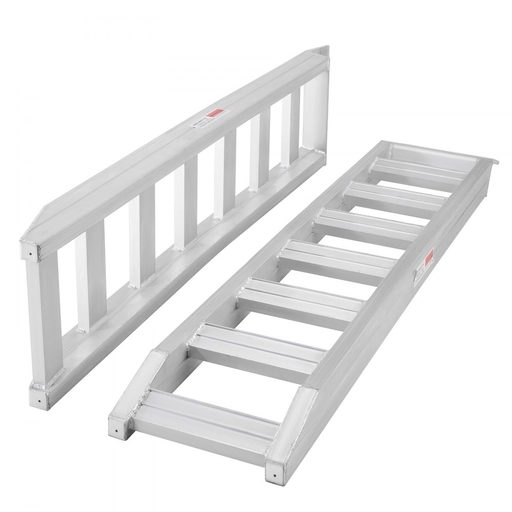 Rampas de aluminio VEVOR con marco plateado resistente, mostradas en un par, ideales para cargar y descargar vehículos.