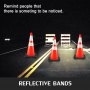 VEVOR-verkeerskegels met reflecterende banden op een donkere weg.